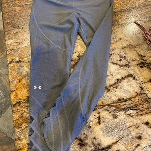 Gray ankle crop under armour leggings!
